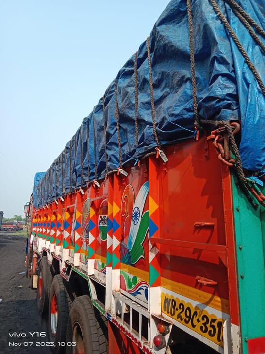 Tarpaulin-covered truck with fastening points shown in Fleetzz's e-sealing solution overview